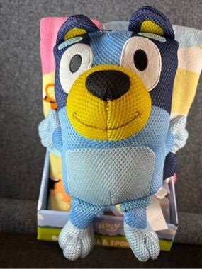 Bluey bath towel and sponge